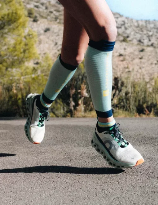 Gemeleras R2 3.0 EGGSHELL BLUE/DRESS BLUES/GREEN SHEEN - Compressport - Imagen 5
