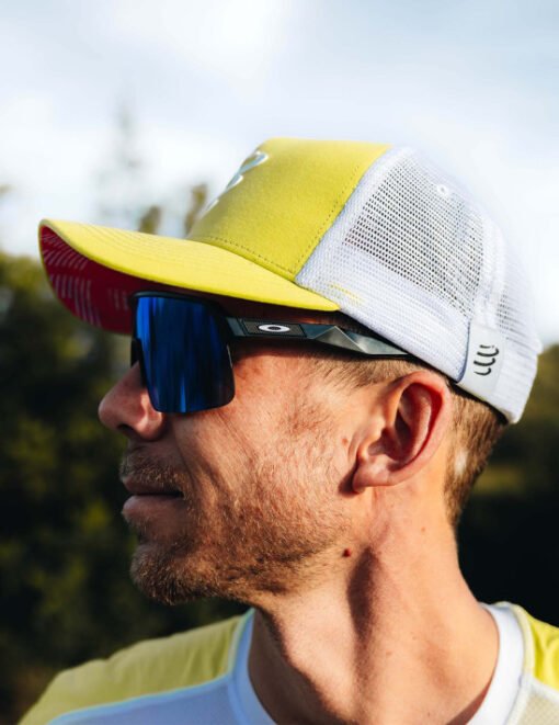 Gorra de Running Trucker Cap Compressport Amarillos/Blanco - Imagen 4