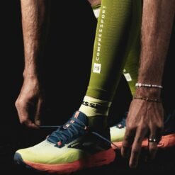 Imagen de Manguitos Compresión Running Unisex Compressport Verde Blanco Reflectante 4